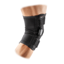 Cargar imagen en el visor de la galería, McDavid Knee Brace with Polycentric Hinges & Cross Straps black