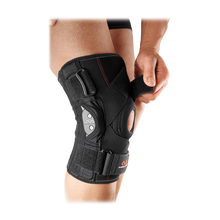 Cargar imagen en el visor de la galería, McDavid Knee Brace with Polycentric Hinges & Cross Straps black