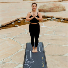 Cargar imagen en el visor de la galería, Onyx Yoga Towel
